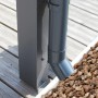 Detailaufnahme Terrassenüberdachung Garda: Anthrazitfarbener Pfosten mit Regenrinne und Kiesbett.