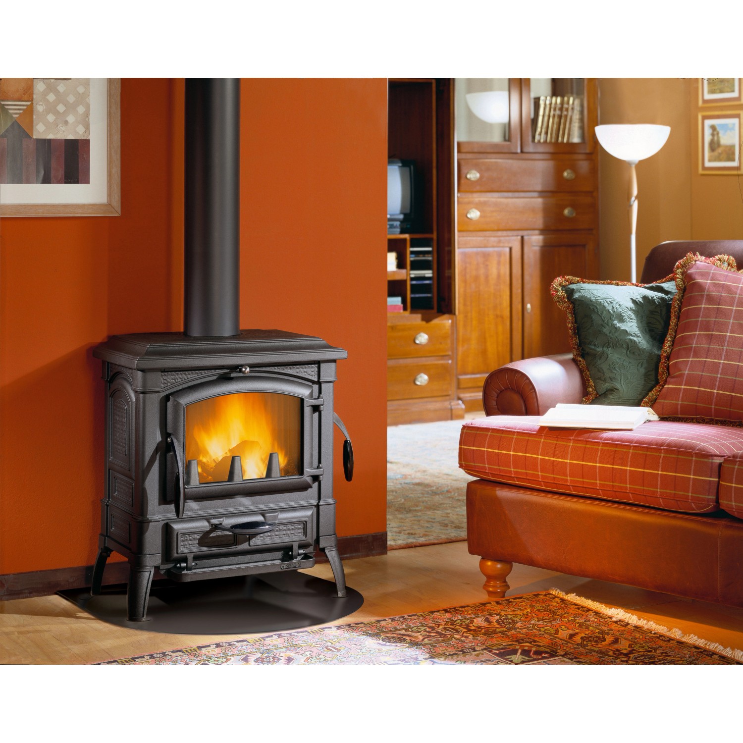 Schwarzer Firefix Küchenofen Isetta aus Gusseisen (7,3 kW) im Wohnraum mit brennendem Feuer.