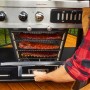 Pit Boss Kombi-Grill mit Smoker: Rippchen im Smoker-Fach. Gas- und Holzkohlegrill für flexible Nutzung.