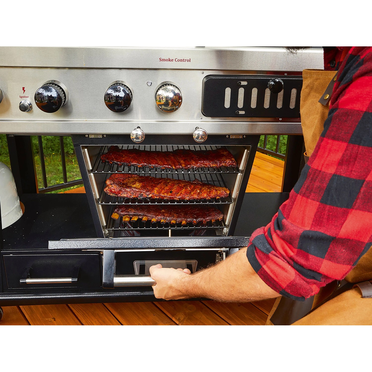 Pit Boss Kombi-Grill mit Smoker: Rippchen im Smoker-Fach. Gas- und Holzkohlegrill für flexible Nutzung.