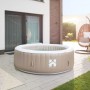 Beiger Home Deluxe Outdoor Whirlpool SPLASH für 6 Personen mit Abdeckung im Garten.