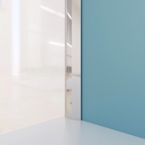 Chromfarbenes Aurlane Abschlussprofil aus Aluminium, in einer Ecke zwischen blauer und weißer Wand für Duschrückwände.