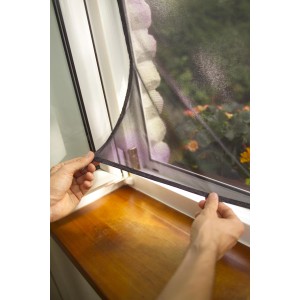 Montage des tesa® Insect Stop 2-in-1 Sonnenschutz & Fliegengitter Fenster in Anthrazit.
