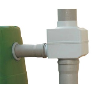 Garantia Fallrohrfilter Regendieb Grau, verbunden mit Regentonne und Fallrohr.