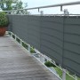 Anthrazitfarbene Polyester Balkonumrandung (65x300 cm) als Sichtschutz am Geländer.