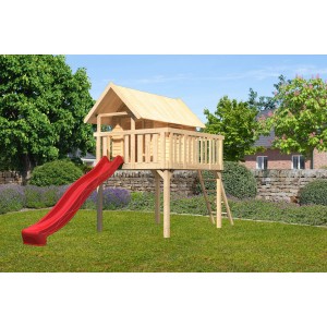 Karibu Stelzenhaus Fidel Set mit roter Wellenrutsche und Leiter im Garten.