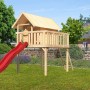 Karibu Stelzenhaus Fidel Set mit roter Wellenrutsche und Leiter im Garten.
