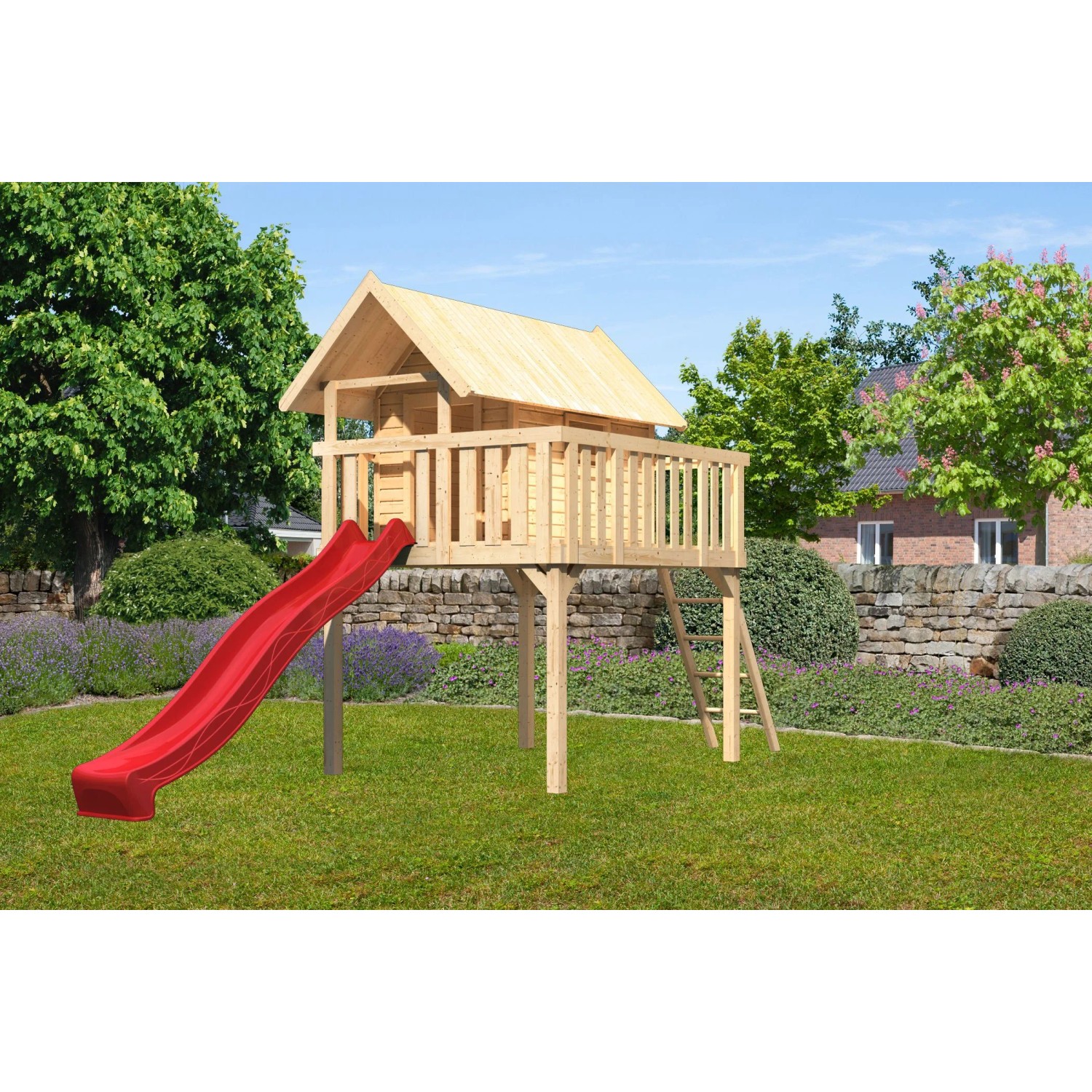 Karibu Stelzenhaus Fidel Set mit roter Wellenrutsche und Leiter im Garten.