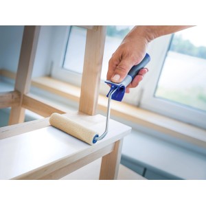 LUX Filtroller 10 cm beim Lackieren eines Holzmöbels. Farbroller für Lackierarbeiten.