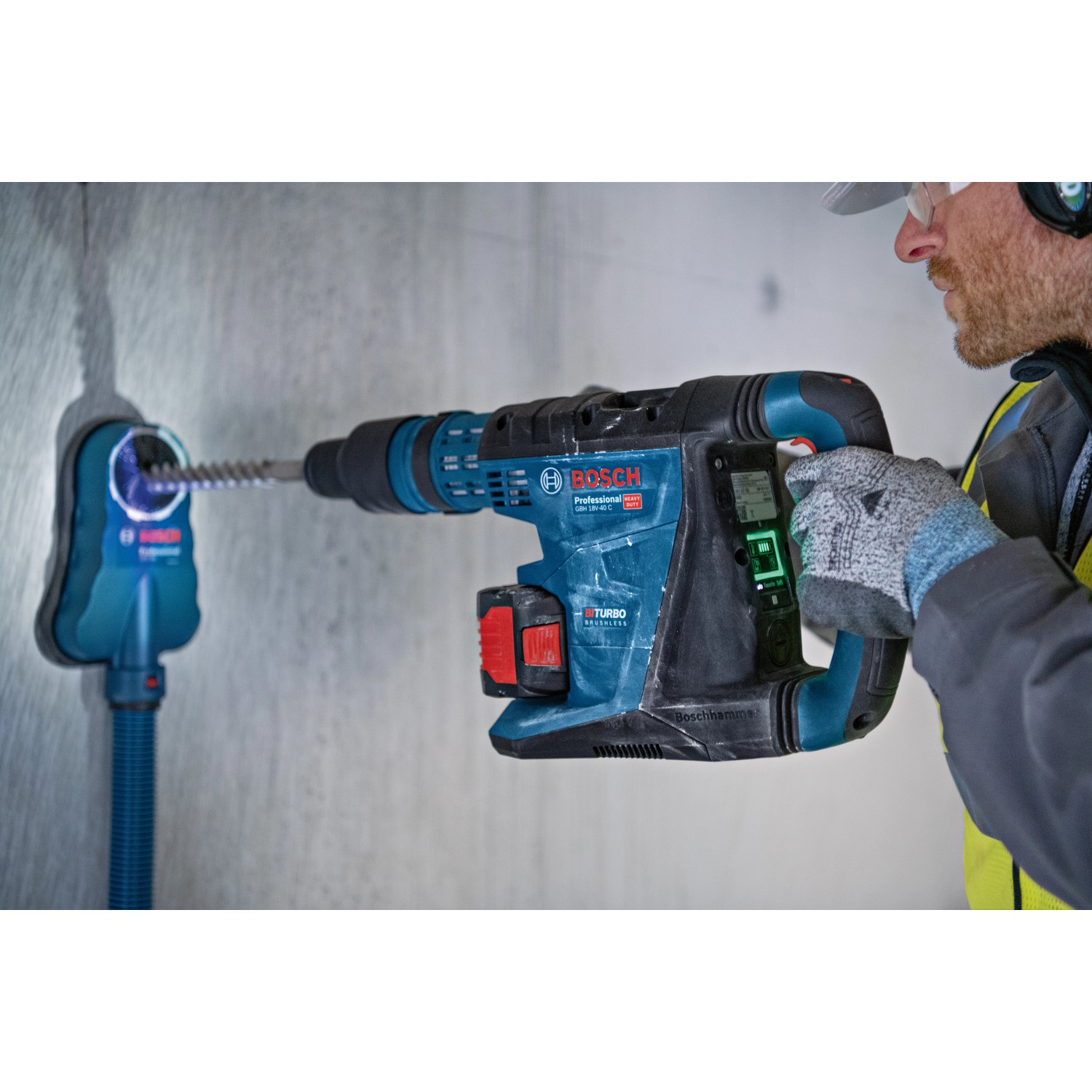 Bosch Professional Akku-Bohrhammer GBH 18V-40C in Aktion beim Bohren in Betonwand.
