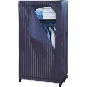 Wenko Kleiderschrank Comfort mit Ablagefach, blau-weiß gestreift, teilgeöffnet mit Kleidung.