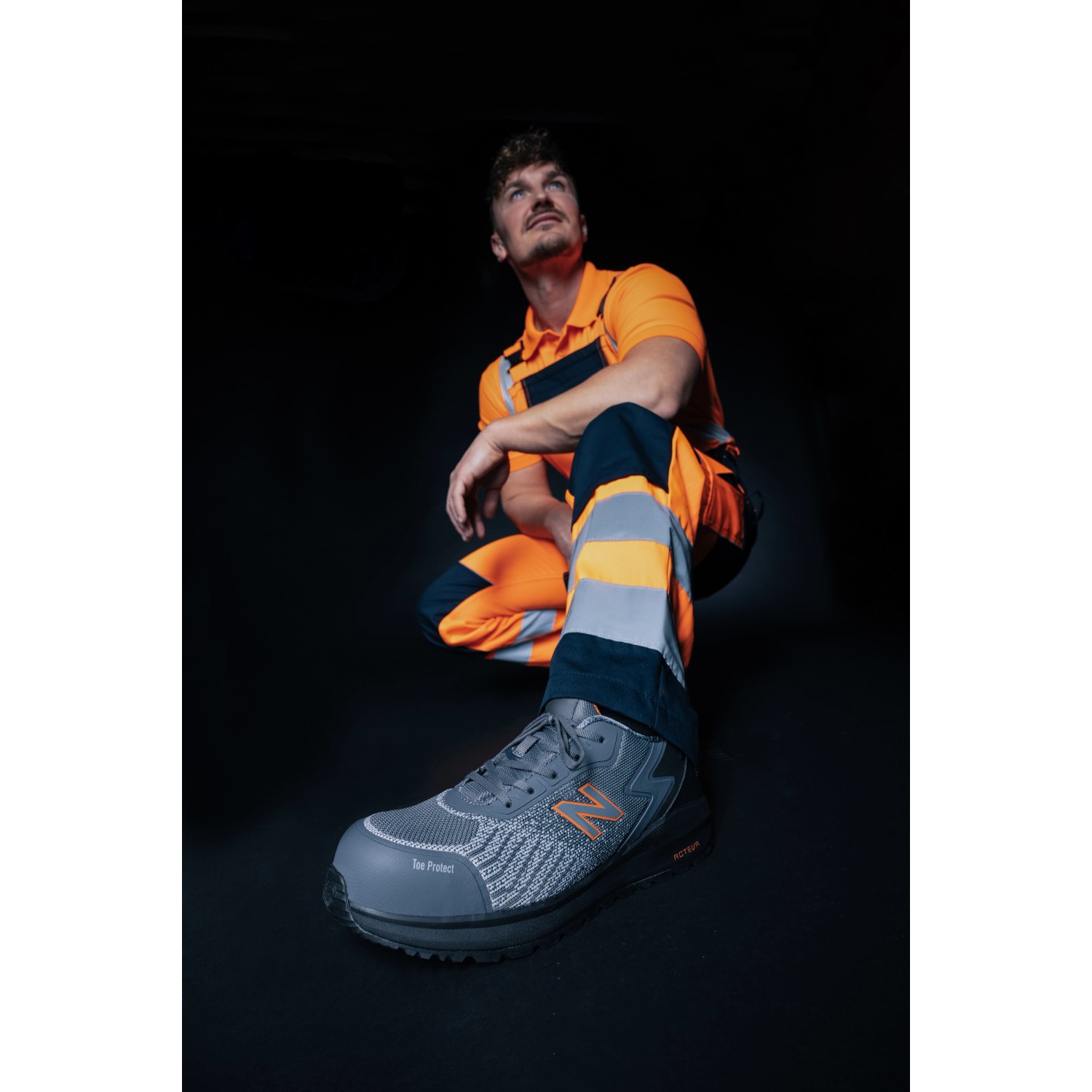 New Balance Sicherheitsschuh Speedware, grau-orange, Größe 40, mit rutschhemmender Sohle und Zehenkappe.