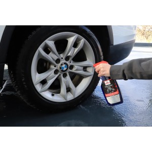 Anwendung: Felgen-Reiniger EvoTec auf Alufelge sprühen. Autopflege für saubere Felgen.