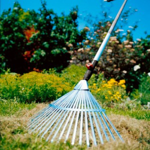 Gardena combisystem Fächerbesen mit 50 cm Arbeitsbreite im Einsatz im Garten.