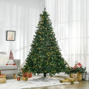 Grüner künstlicher Weihnachtsbaum mit warmweißen LEDs, 210 cm hoch, in festlich dekoriertem Wohnzimmer.