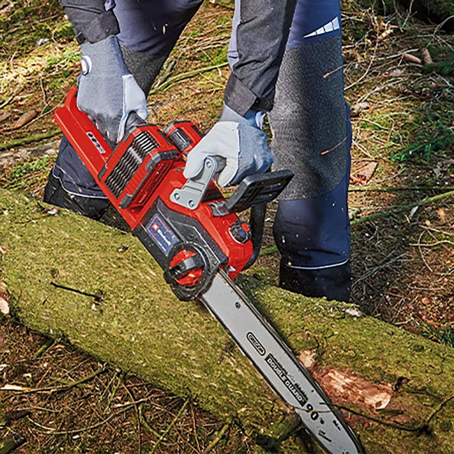 Einhell Akku-Kettensäge GP-LC 36/35 beim Sägen eines Baumstamms im Wald.