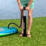 Aufpumpen des Bestway SUP Aqua Journey mit Pumpe. Das Board ist blau-grün und liegt auf einer Wiese.
