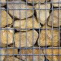 Scherf Fertig-Gabione mit Marmorbruch Gold-Ocker Füllung, Nahaufnahme der Steine hinter dem Drahtgitter.