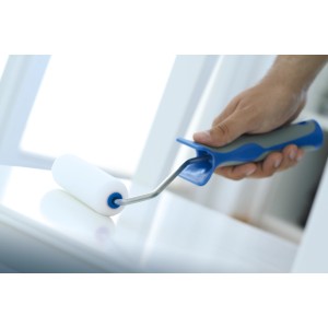 Hand lackiert mit LUX Schaum-Roller, 10cm, mit Softgriff in Blau-Schwarz. Farbroller für feine Lackierarbeiten.