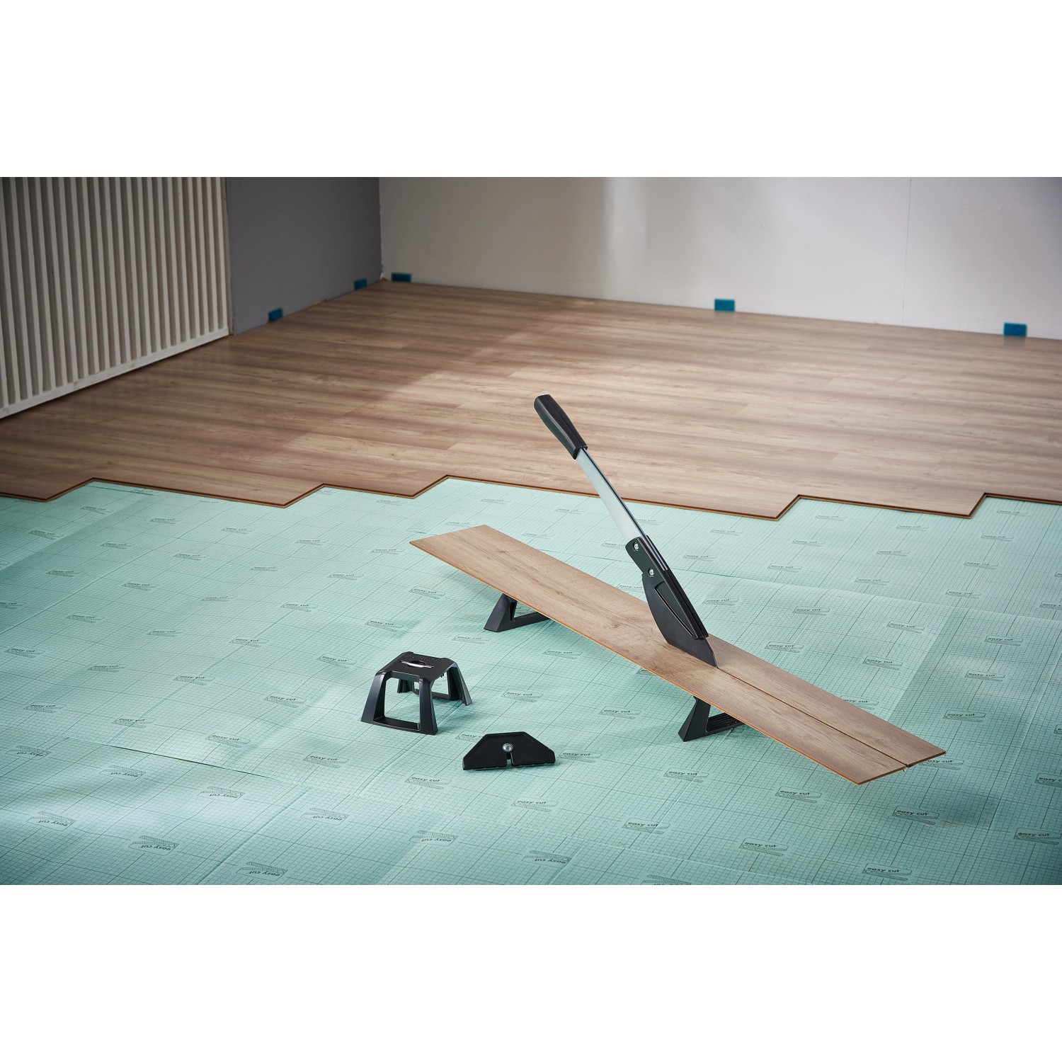 wolfcraft VLC 800 Vinyl- und Laminatschneider im Einsatz auf Trittschalldämmung.