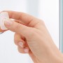 Hand befestigt tesa LOXX Toilettenrollenhalter ohne Bohren. Hochglanz verchromt.