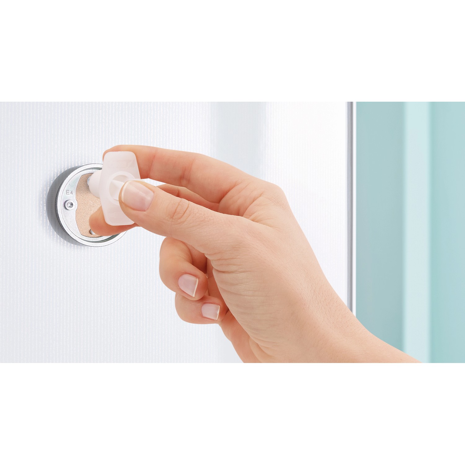Hand befestigt tesa LOXX Toilettenrollenhalter ohne Bohren. Hochglanz verchromt.