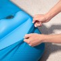 Bestway Luftmatratze Blissfull Drifter mit blauem Textilbezug, Detailaufnahme der Handhabung.