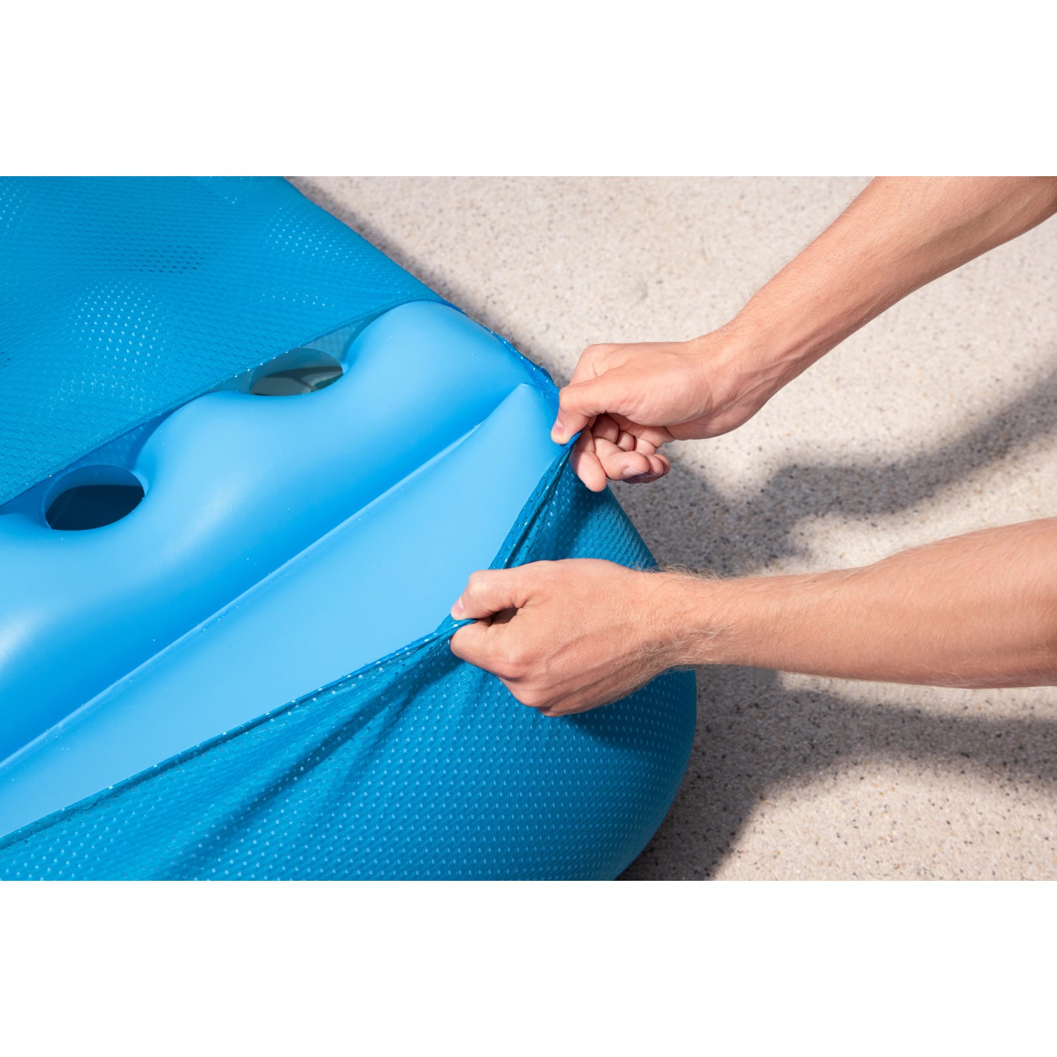 Bestway Luftmatratze Blissfull Drifter mit blauem Textilbezug, Detailaufnahme der Handhabung.