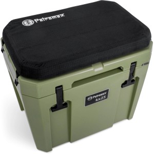 Petromax Sitzkissen Schwarz auf Kühlbox 25l: Bequeme Polsterung für unterwegs.