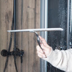 Schulte Glaswischer Chrom 40 cm in Anwendung zum Reinigen einer Duschkabine.