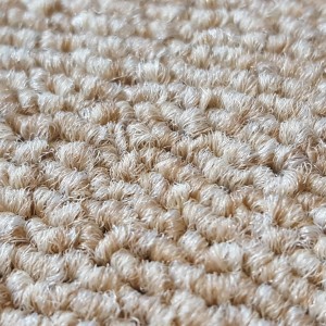 Detailaufnahme Teppichboden Malmö Sand, Meterware mit feiner Struktur.