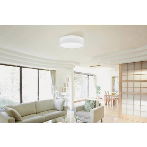 Weiße, runde Eglo Deckenleuchte Pasteri, 3-flammig, im Wohnraum.