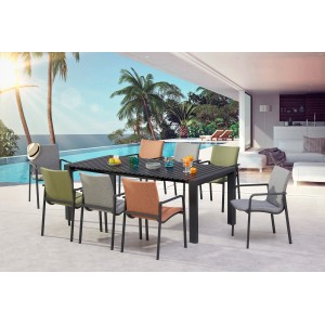 Gartenmöbel-Set mit Esstisch und Best Dining-Sesseln Positano in Anthrazit und Grün vor Pool.