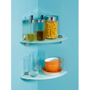 Eckregal: Zwei weiße OBI Glasviertelböden Villar mit Deko-Objekten an einer blauen Wand.