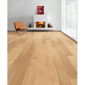 Helle Landhausdiele aus Eiche (Living by Haro Parkett) in Wohnraum mit Kamin und Sessel.