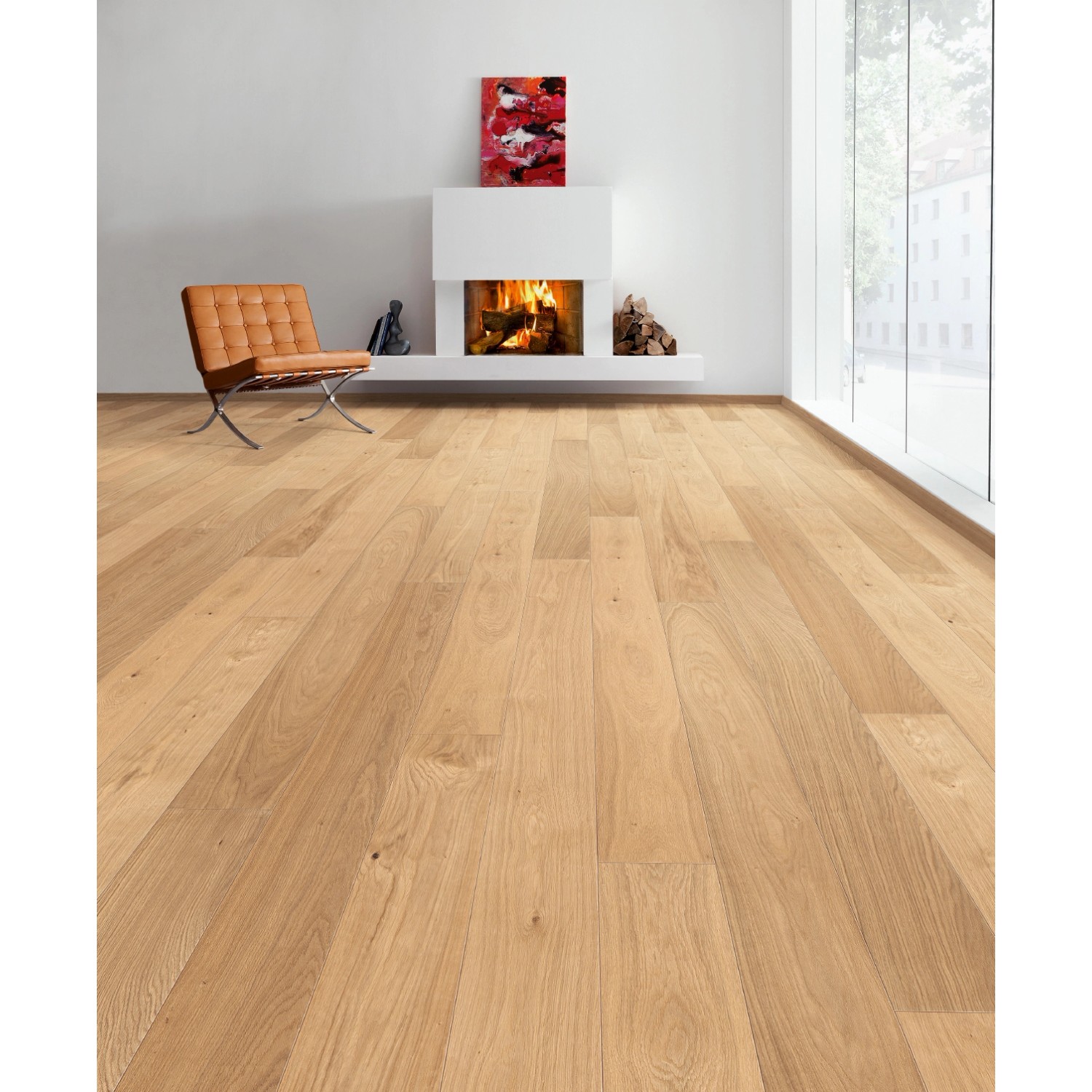 Helle Landhausdiele aus Eiche (Living by Haro Parkett) in Wohnraum mit Kamin und Sessel.