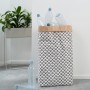 Weißer Sitting Point Sitzsack (60l) mit schwarzem Muster und Papierrand, gefüllt mit PET-Flaschen.