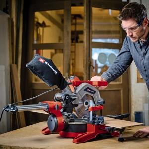 Einhell Zug-Kapp-Gehrungssäge TE-SM 8 L Dual in Rot/Grau mit Anwender beim Sägen von Holz.