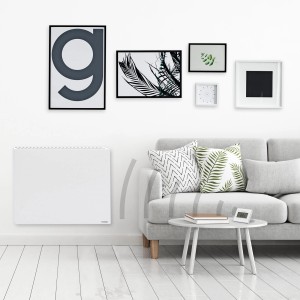 Weiße Vasner Konvi RX Infrarotheizung an Wand im Wohnraum. Elektrische Heizung mit Funk-System.