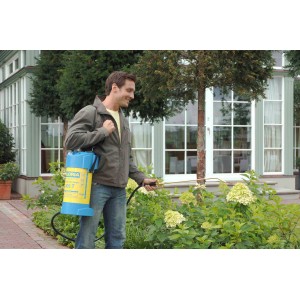 Mann nutzt Gloria Hochleistungssprühgerät 405 T (5 l) im Garten zur Pflanzenpflege.