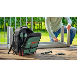 Offener Bosch Rucksack DIY, gefüllt mit Werkzeug, neben Handwerker bei Montage.