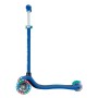 Dunkelblauer Globber Primo Lights Kinder Tretroller mit 3 Rädern, LED-Leuchtrollen und verstellbarer Lenkstange.