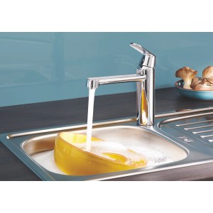 Grohe Eurosmart Cosmopolitan Küchenarmatur mit Wasserstrahl in Spüle. Chrom Einhebelmischer.