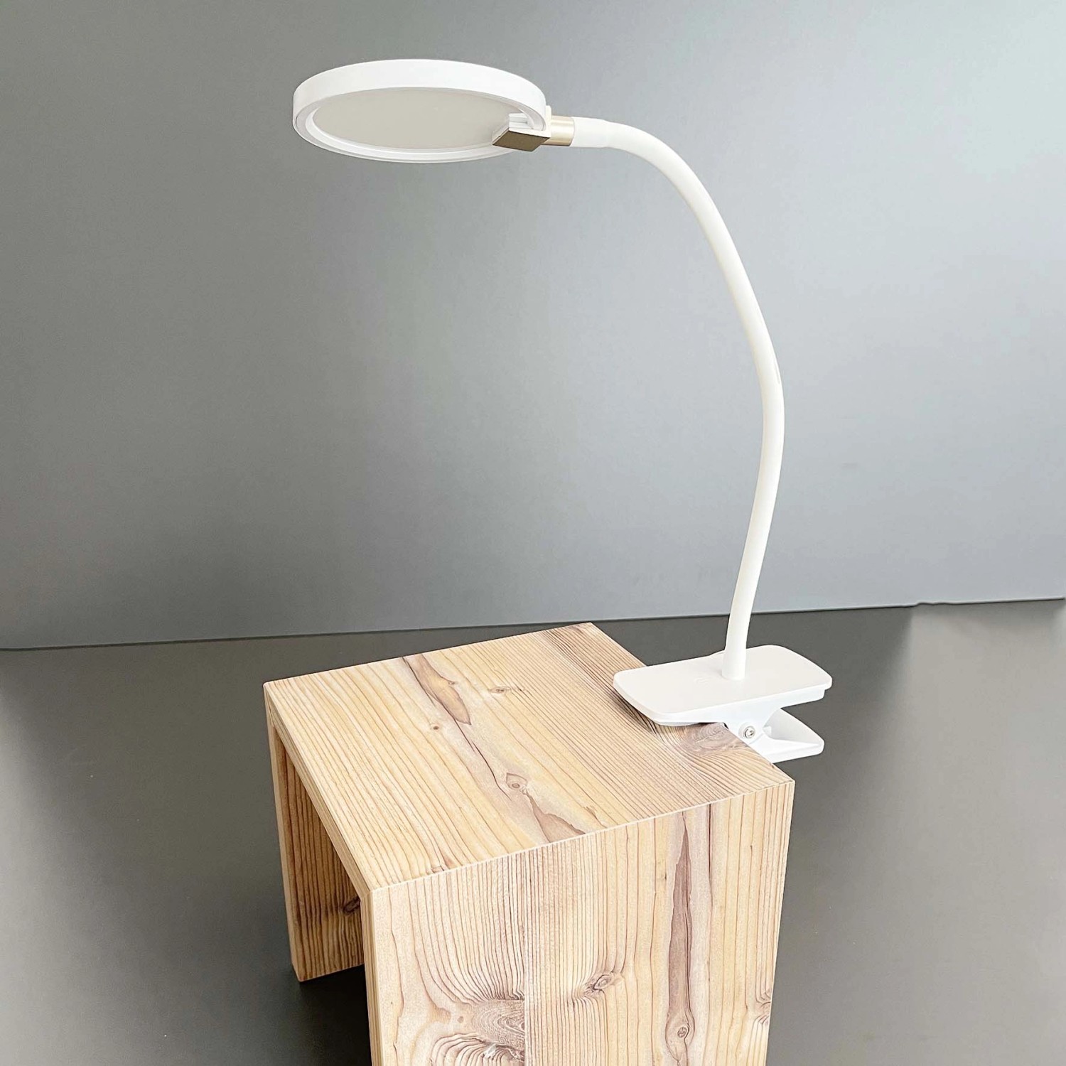 Weiße LED Klemmleuchte Luiz von Fischer & Honsel, 35 cm hoch, mit flexiblem Arm und Sensorschalter.