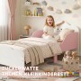 Rosa-weißes AIYAPLAY Kinderbett mit lächelndem Wolken-Kopfteil und Schutzleisten. Ein Kind sitzt auf dem niedrigen Bett.