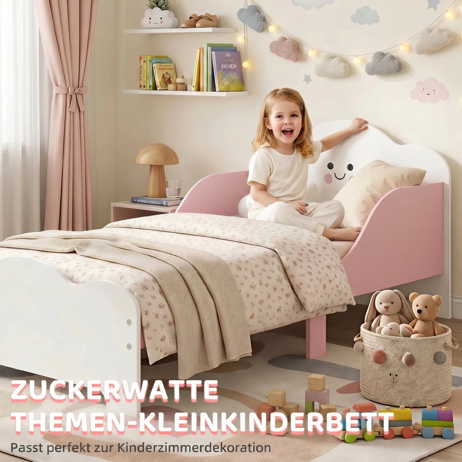 Rosa-weißes AIYAPLAY Kinderbett mit lächelndem Wolken-Kopfteil und Schutzleisten. Ein Kind sitzt auf dem niedrigen Bett.
