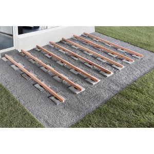 Terrassenbau mit Auflage-Pads: Unterkonstruktion auf Pads für Abstand zum Boden.