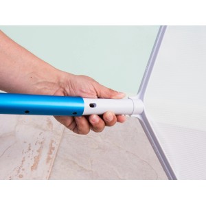 Steinbach Poolkescher flach Eco mit blauem Griff und weißem Netz im Einsatz.