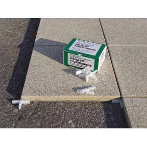 Häusler Fugenkreuze 6mm, 25er Packung, zwischen Terrassenplatten und in Originalverpackung.