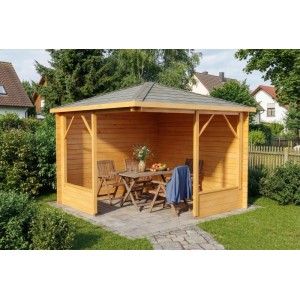 Imprägnierte 5-Eck Gartenlaube Maik-28 aus Holz mit Tisch und Stühlen im Garten.